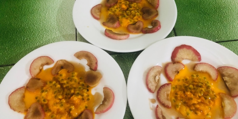 Pomme rose caramélisée au fruit de la passion et à la Sève de Kitul